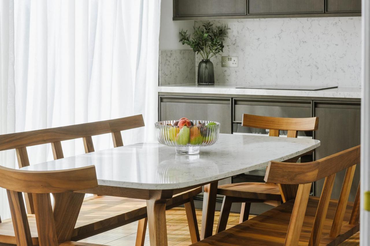 Aparthotel Cheval The Edinburgh Grand Esterno foto A dining room table