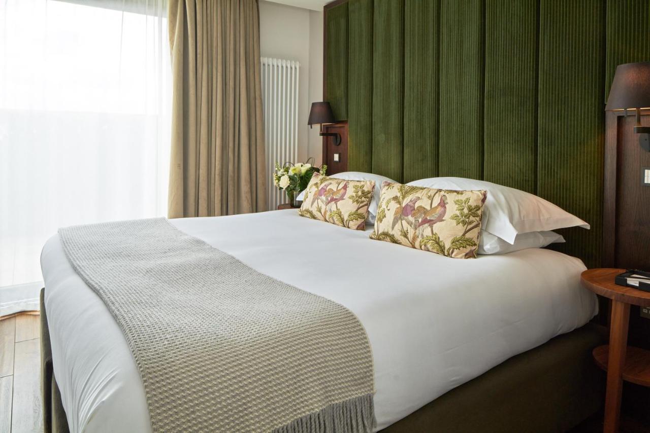 Aparthotel Cheval The Edinburgh Grand Esterno foto A bed with a throw