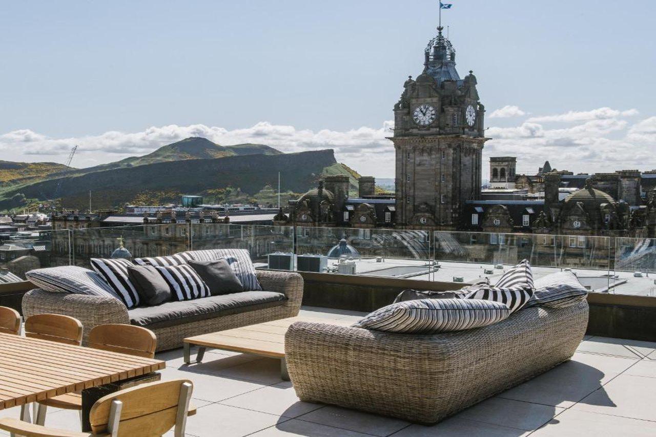Aparthotel Cheval The Edinburgh Grand Esterno foto The hotel's rooftop terrace