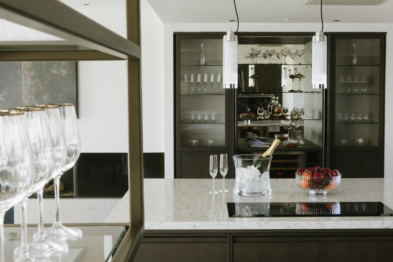 Aparthotel Cheval The Edinburgh Grand Esterno foto A kitchen designed by the London-based interior design company, Savile Row Interiors